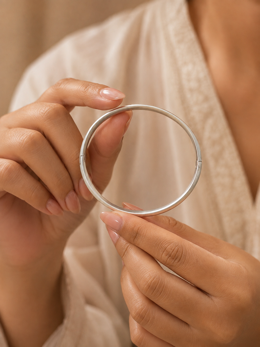 Niva Oval Bangle