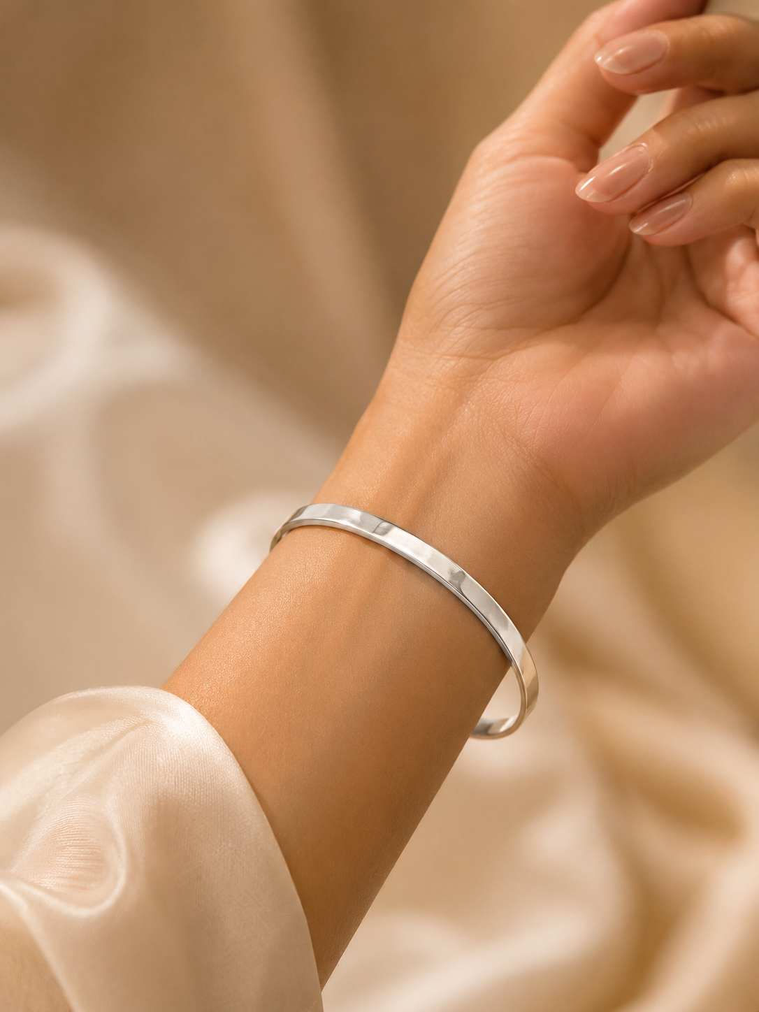 Niva Oval Bangle