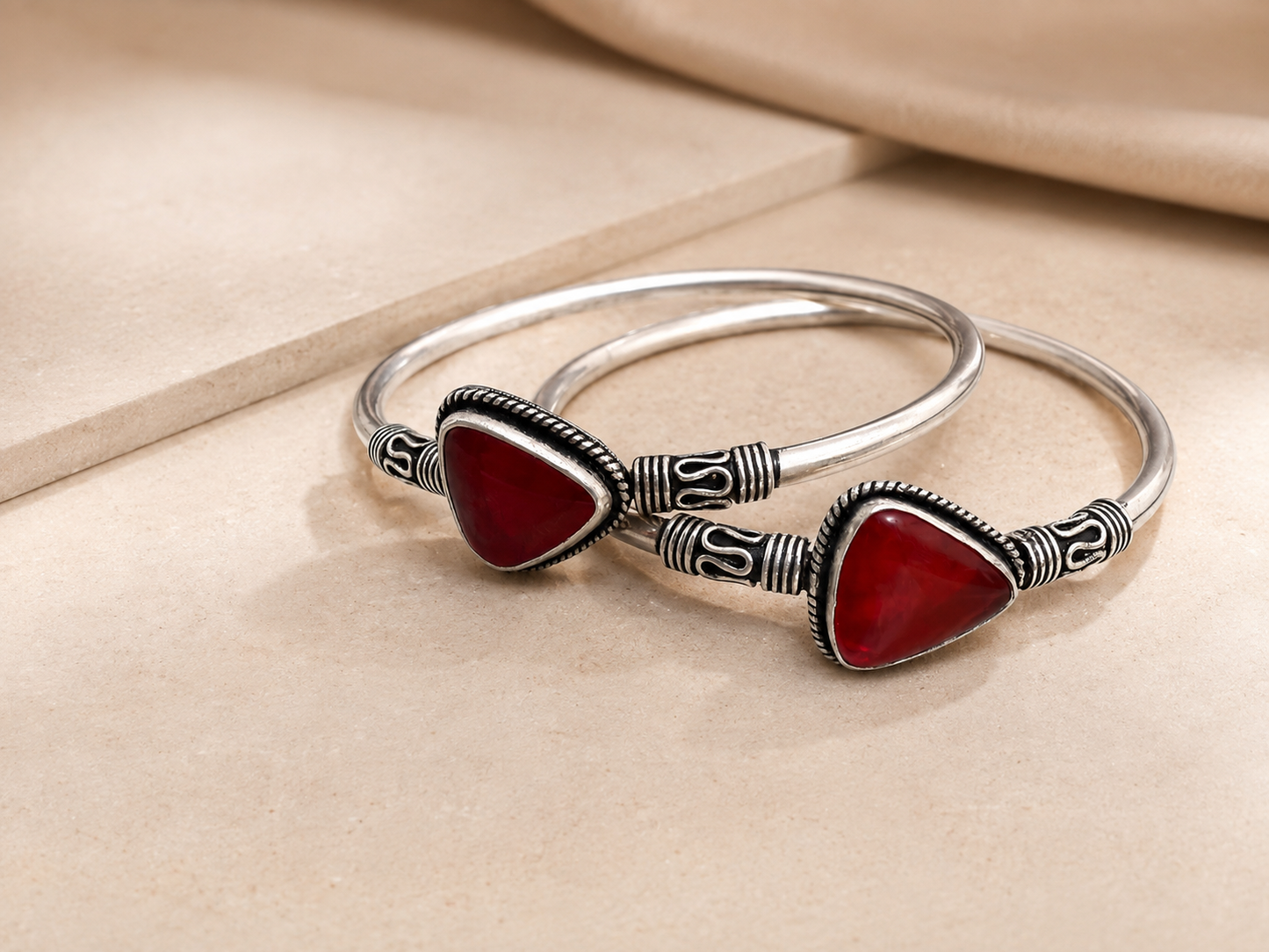 Surkh Bangle