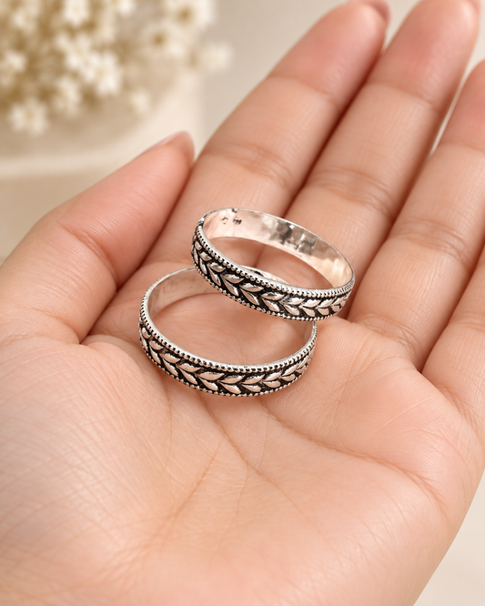 Aaranya Leaf Silver Thumb Ring