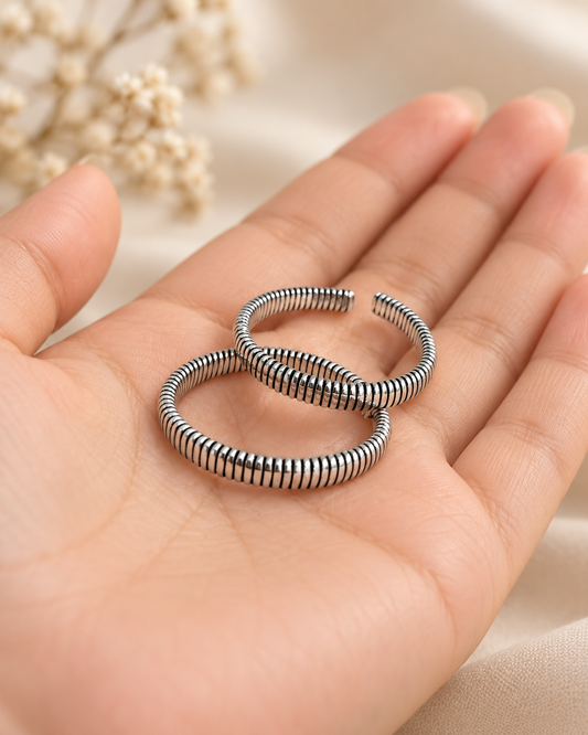 Nira Ribbed Silver Thumb Ring