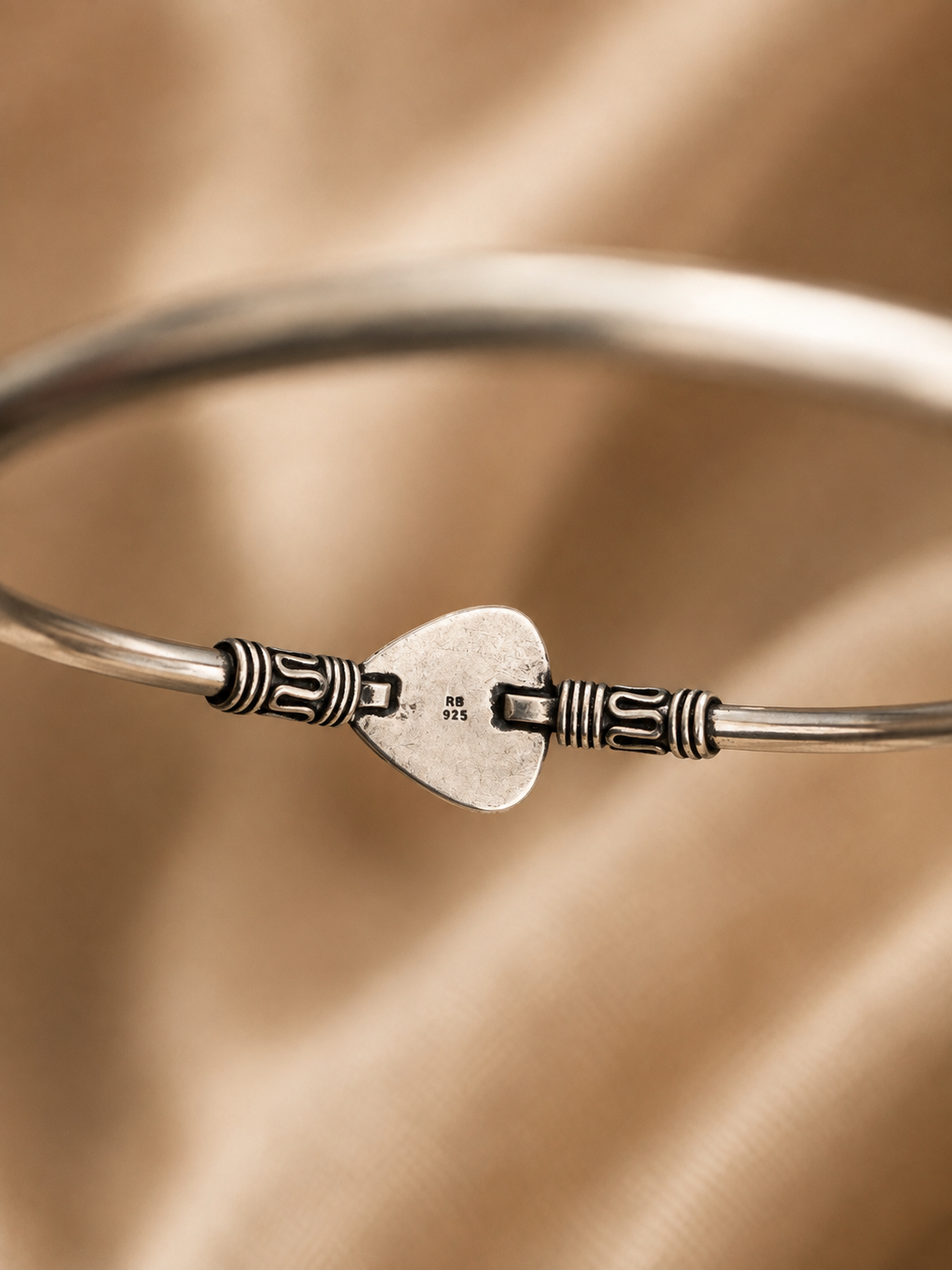 Surkh Bangle